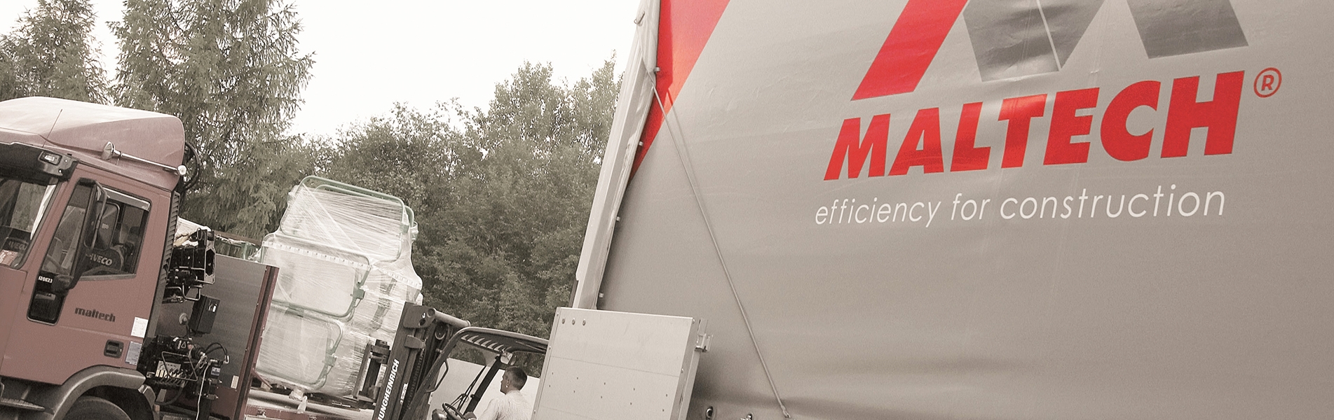 Camion MALTECH caricato con un carrello elevatore.